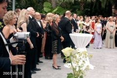 Gäste warten auf Königin Silvia – Rita links im Bild