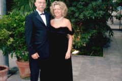 Rita im eleganten Abendkleid und Werner Deck im Smoking bei der Gala