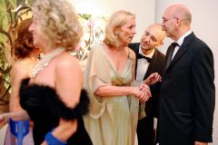 Links Rita nach dem Gespräch mit Königin Silvia; Brigitte von Boch im Dialog mit Werner Deck beim Royal Dinner 2007 auf der Insel Mainau