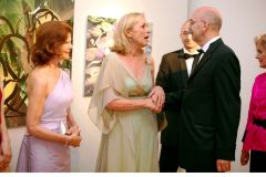 Königin Silvia wartet gelassen, während Werner Deck im Gespräch mit Brigitte von Boch-Galhau vertieft ist – Royal Dinner Mainau 2007