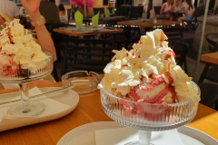 grasse-altstadt-letzter-tag-rote-schirme-eis-essen-15