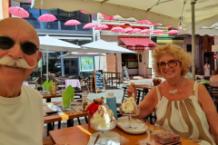 grasse-altstadt-letzter-tag-rote-schirme-eis-essen-18