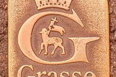 grasse-altstadt-letzter-tag-rote-schirme-eis-essen-21