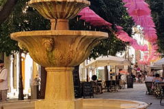 grasse-altstadt-letzter-tag-rote-schirme-eis-essen-24