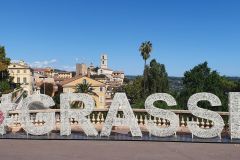 Côte d’Azur Reise Grasse – Start der Stadtrundfahrt mit dem Petit Train am Place du Cours Honoré-Cresp. Rathaus und Kathedrale. Charmanter Blick über die Altstadt
