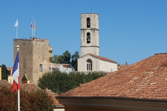 Côte d’Azur Reise Grasse – Start der Stadtrundfahrt mit dem Petit Train am Place du Cours Honoré-Cresp. Rathaus und Kathedrale