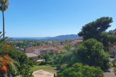 Côte d’Azur Reise Grasse – Start der Stadtrundfahrt mit dem Petit Train am Place du Cours Honoré-Cresp. Blick über Grasse