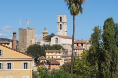 Côte d’Azur Reise Grasse – Start der Stadtrundfahrt mit dem Petit Train am Place du Cours Honoré-Cresp. Rathaus, Kathedrale und  Uhrturm