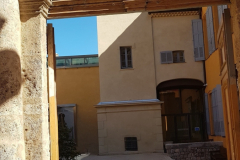 Côte d’Azur Reise Grasse – Stadtrundfahrt mit dem Petit Train durch die Altstadt und Sehenswürdigkeiten von Grasse. Eingang Rathaus