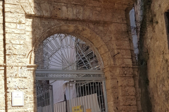 Côte d’Azur Reise Grasse – Stadtrundfahrt mit dem Petit Train durch die Altstadt und Sehenswürdigkeiten von Grasse.Côte d’Azur Reise Grasse – Stadtrundfahrt mit dem Petit Train durch die Altstadt und Sehenswürdigkeiten von Grasse. Eingang Rathaus