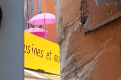 Côte d’Azur Reise Grasse – Stadtrundfahrt mit dem Petit Train durch die Altstadt und Sehenswürdigkeiten von Grasse.Côte d’Azur Reise Grasse – Stadtrundfahrt mit dem Petit Train durch die Altstadt und Sehenswürdigkeiten von Grasse. Beschädigung Engstelle