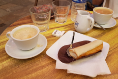 Côte d’Azur Reise Grasse – Stadtrundfahrt mit dem Petit Train durch die Altstadt und Sehenswürdigkeiten von Grasse. Éclair und Milchkaffe