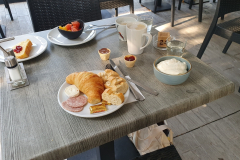 Côte d’Azur Reise Grasse. Fahrt von Orange nach Grasse. Frühstück