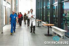 Fuehrung-durch-Haus-M-im-Staedtischen-Klinikum-Karlsruhe-durch-Professor-Uwe-Spetzger-01