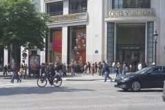 Schlangen-vor-Louis-Vuitton-und-Fruehstueck-im-Cafe-George-V-in-Paris-01