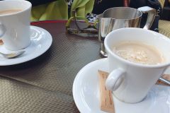 Schlangen-vor-Louis-Vuitton-und-Fruehstueck-im-Cafe-George-V-in-Paris-05