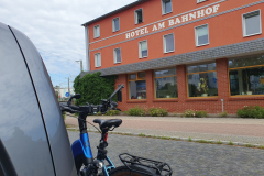 Fahrräder auf Heckträger vor dem Hotel zur Abreise