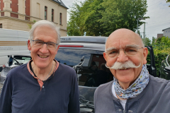 Erich und Werner vor der Heimfahrt, lachend vor dem Auto