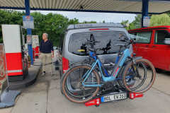 Pause mit Kaffee und Tanken unterwegs