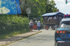 Schützenverein bei Umzug während unserer Rückfahrt