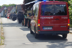 Schützenverein bei Umzug während unserer Rückfahrt
