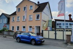 Mein Cabrio mit E-Bike auf dem Träger vor dem Haus von Freund Erich