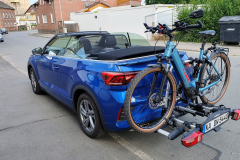 Cabrio mit Fahrradträger und E-Bike bei der Heimfahrt