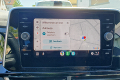 Auto-Display zeigt Ankunftszeit und Strecke bei Rückkehr in Eggenstein