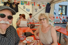Rita und Werner genießen das Straßenfest in Eggenstein nach der Rückkehr