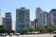 Die-beruehmten-schiefen-Hochhaeuser-am-Strand-von-Santos-in-Brasilien-02
