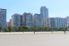 Die-beruehmten-schiefen-Hochhaeuser-am-Strand-von-Santos-in-Brasilien-04