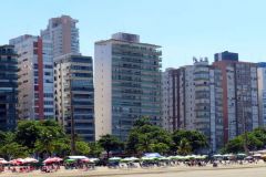 Die-beruehmten-schiefen-Hochhaeuser-am-Strand-von-Santos-in-Brasilien-10