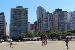 Die-beruehmten-schiefen-Hochhaeuser-am-Strand-von-Santos-in-Brasilien-13