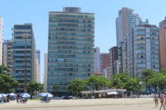 Die-beruehmten-schiefen-Hochhaeuser-am-Strand-von-Santos-in-Brasilien-14