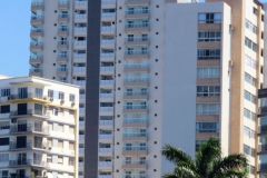 Die-beruehmten-schiefen-Hochhaeuser-am-Strand-von-Santos-in-Brasilien-16