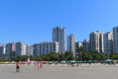 Die-beruehmten-schiefen-Hochhaeuser-am-Strand-von-Santos-in-Brasilien-17