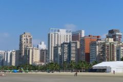 Die-beruehmten-schiefen-Hochhaeuser-am-Strand-von-Santos-in-Brasilien-20