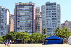 Die-beruehmten-schiefen-Hochhaeuser-am-Strand-von-Santos-in-Brasilien-22