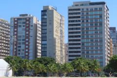 Die-beruehmten-schiefen-Hochhaeuser-am-Strand-von-Santos-in-Brasilien-24