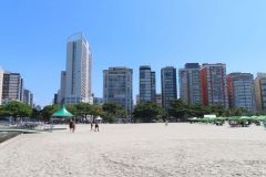 Die-beruehmten-schiefen-Hochhaeuser-am-Strand-von-Santos-in-Brasilien-28