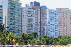 Die-beruehmten-schiefen-Hochhaeuser-am-Strand-von-Santos-in-Brasilien-34