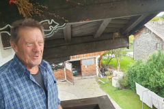 Radtour Chiemsee Chiemgau September 2025 – Tag 1 Peter auf Balkon