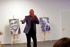 15-Vernissage-in-Karlsruhe-mit-Horst-Janson-am-16.-August-2016-Tom-Barcal-singt-15