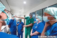 Gehirnchirurg-fuer-einen-Tag-im-Staedtischen-Klinikum-Karlsruhe-im-OP-Saal-mit-Professor-Uwe-Spetzger-02