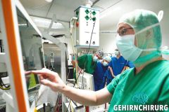 Gehirnchirurg-fuer-einen-Tag-im-Staedtischen-Klinikum-Karlsruhe-im-OP-Saal-mit-Professor-Uwe-Spetzger-03
