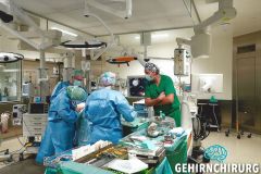 Gehirnchirurg-fuer-einen-Tag-im-Staedtischen-Klinikum-Karlsruhe-im-OP-Saal-mit-Professor-Uwe-Spetzger-05