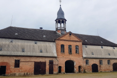 Nach dem Regen: nasse Wege und alte Gemäuer auf dem Weg zum Jagdschloss