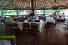 Im-Restaurant-Joca-auf-der-Insel-Santo-Amaro-vor-Santos-in-Brasilien-04