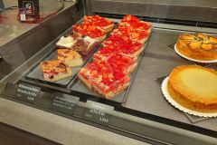 Kaffeepause-mit-Erbeerkuchen-und-Schwarzwaelder-in-Prien-am-Chiemsee-04