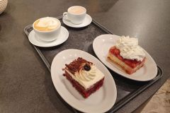 Kaffeepause-mit-Erbeerkuchen-und-Schwarzwaelder-in-Prien-am-Chiemsee-07